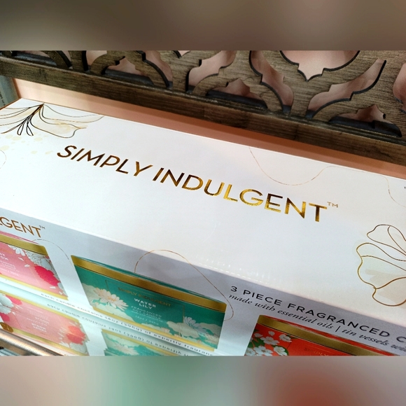 SIMPLY INDULGENT 3-Piece Fragranced Candle Set - Picture 3 of 14